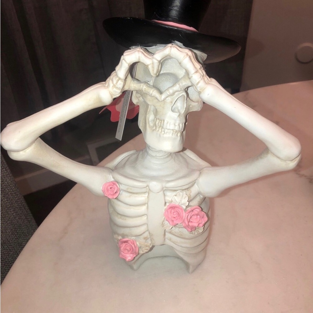 👻 Decorative White Skeleton Bust with Pink Rose Accents